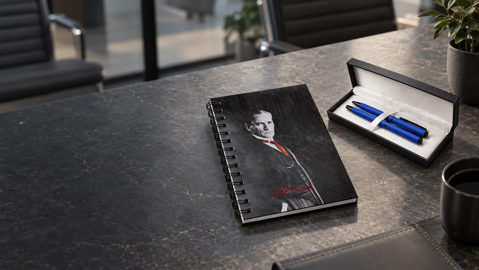 Toplantı masasında defter ve kalem seti